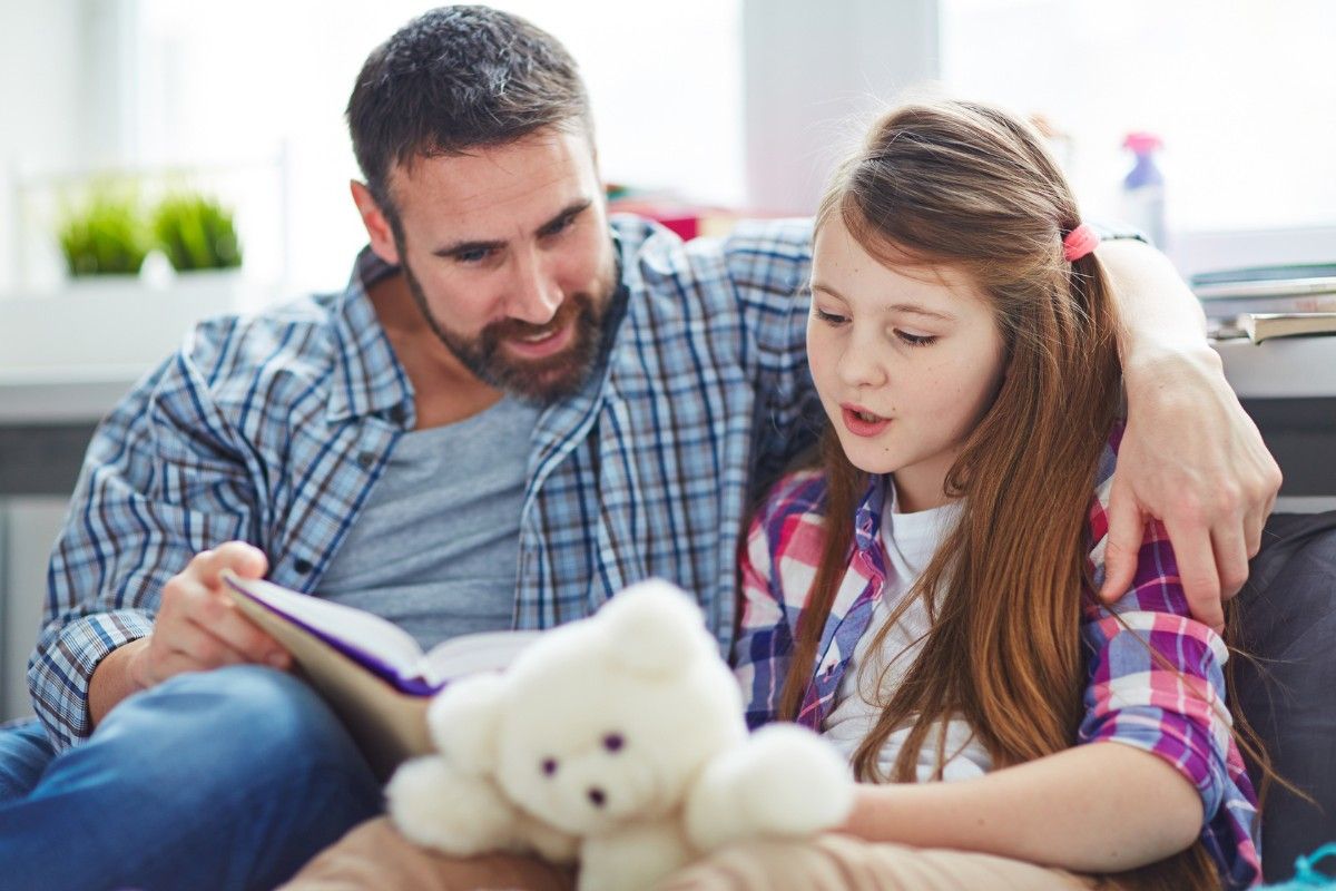 Wie lernt man am besten eine Sprache: Vater und Tochter mit Buch