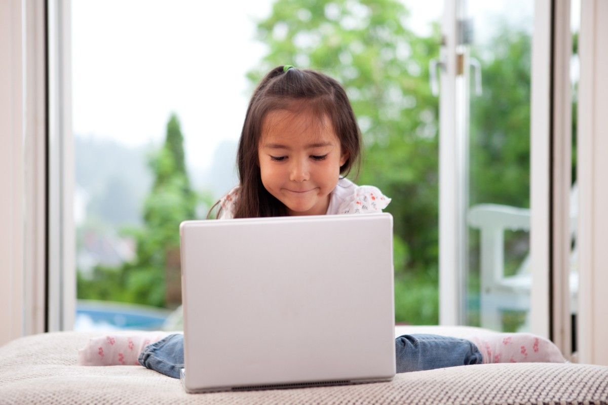 Ab wann kann man Kinder alleine lassen?: Kind mit Laptop