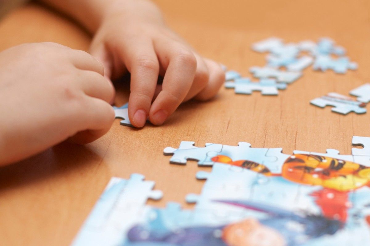 Schuleingangsuntersuchung: Kind beim Puzzeln