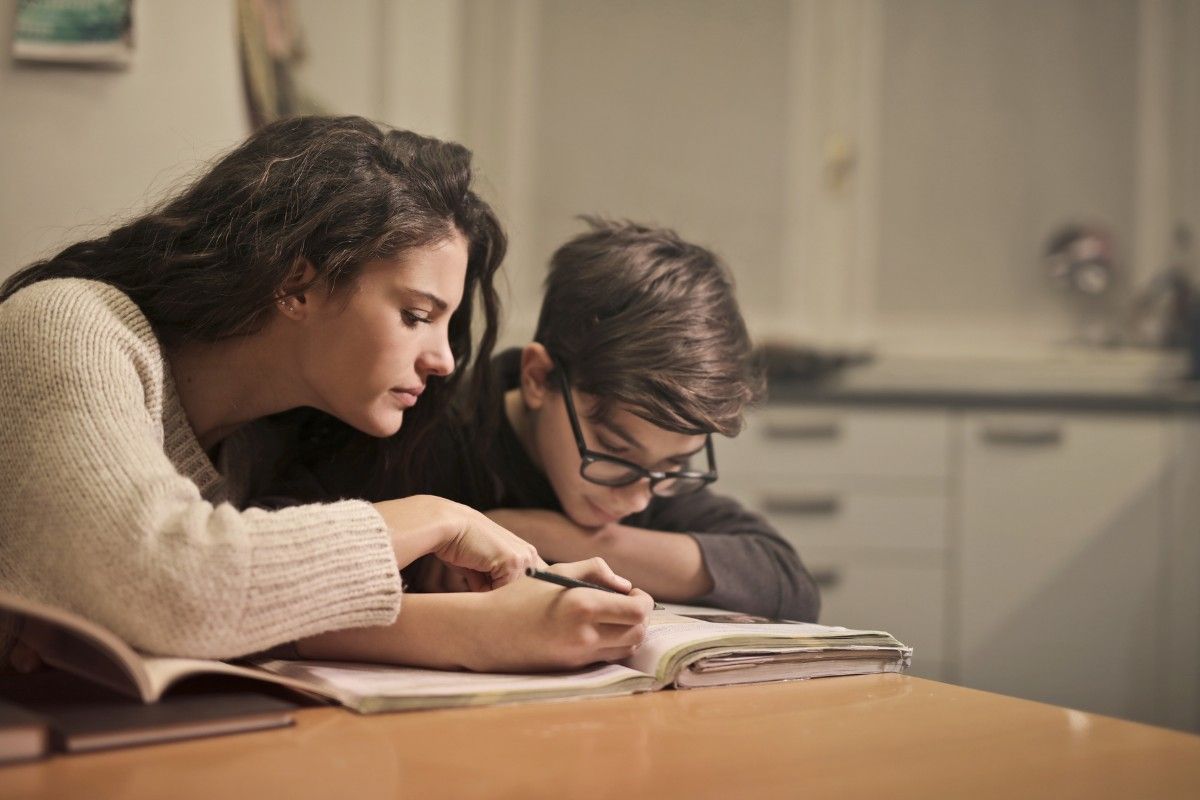 Hausaufgaben abschaffen: Mutter hilft Sohn bei Hausaufgaben