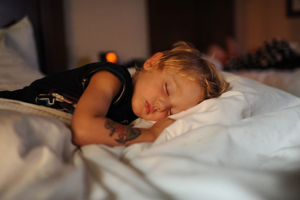 Kind 10 Jahre Hat Angst Alleine Zu Schlafen 4 Tipps, damit dein Kind alleine einschlafen kann