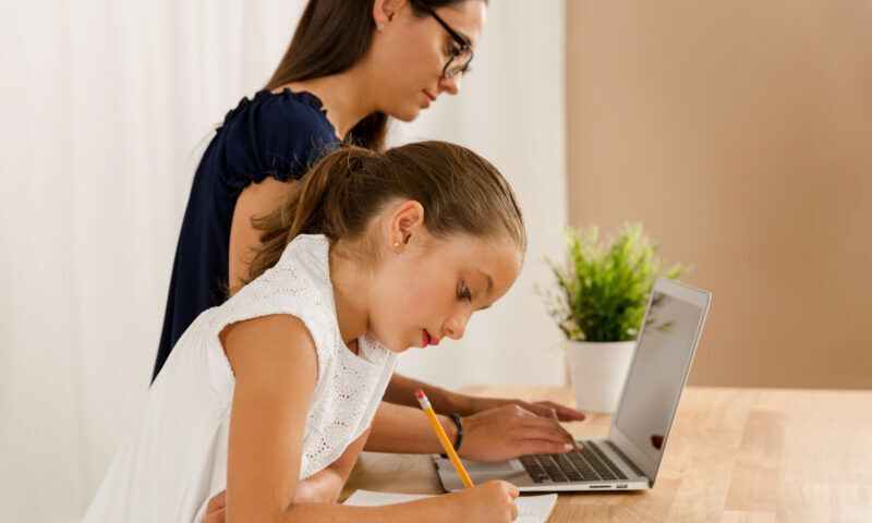 Online-Unterricht im Lockdown_Mutter und Tochter lernen