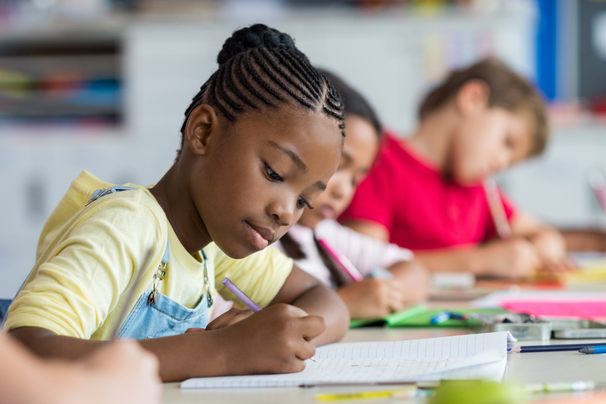 Lernmotivation_Mädchen lernt in der Schule