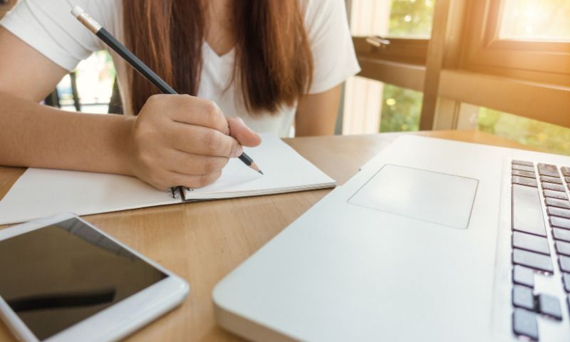 Lernplan: Schülerin macht Hausaufgaben am Tisch
