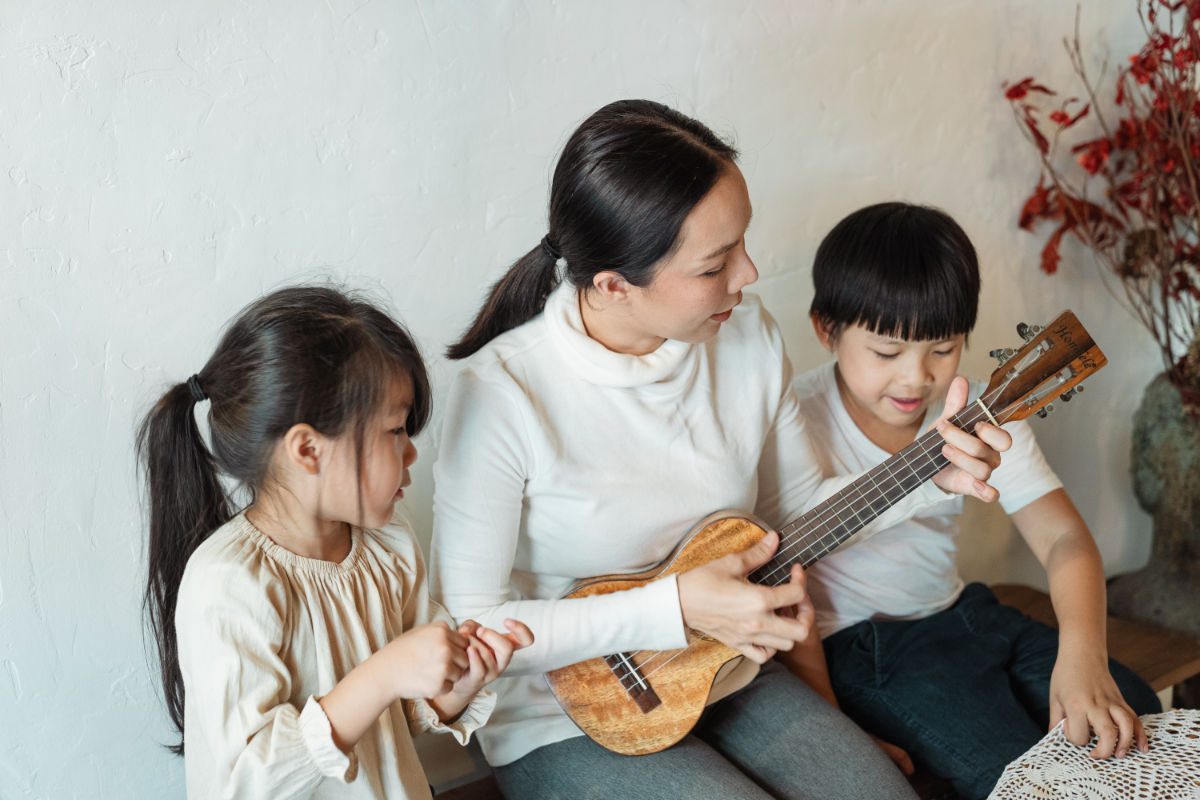 Kindermusik: Mutter und Kinder musizieren gemeinsam