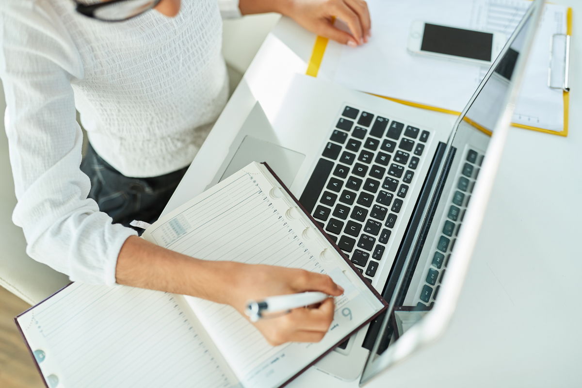 Zeitplan erstellen_Schülerin sitzt vor dem PC mit Stift in der Hand für Zeitplan