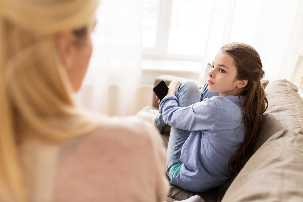 Medien und Körperbild, Trauriges Mädchen mit Smartphone