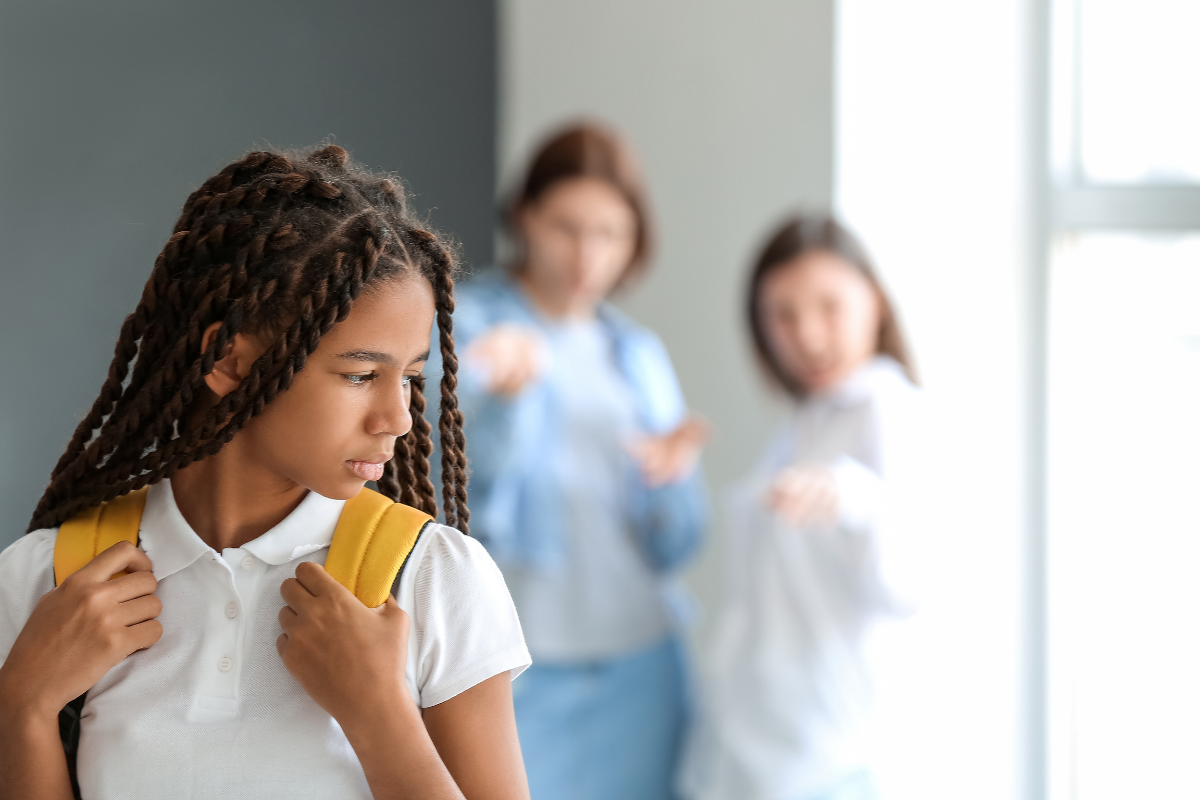 Rassismus an Schulen_dunkelhäutiges Mädchen wird von Mitschülerinnen gemobbt