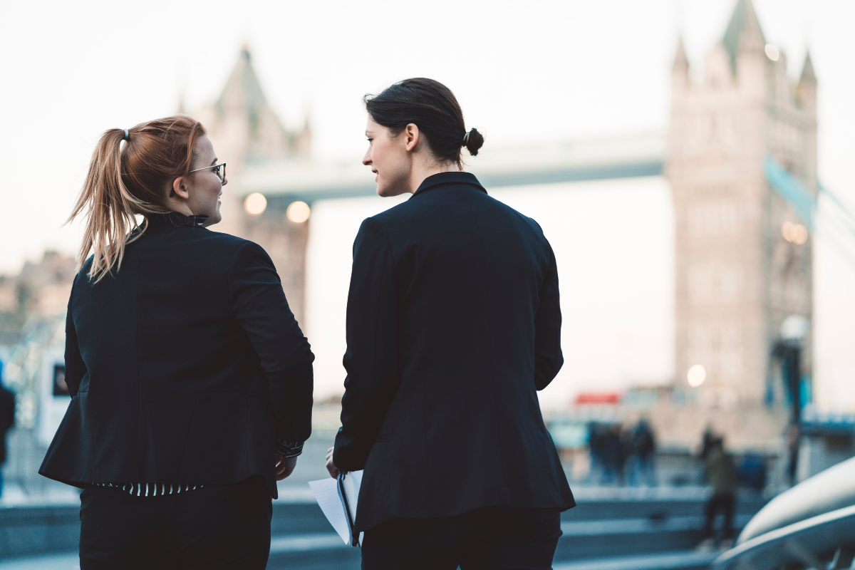 Business Englisch, zwei Frauen unterhalten sich vor der London Bridge