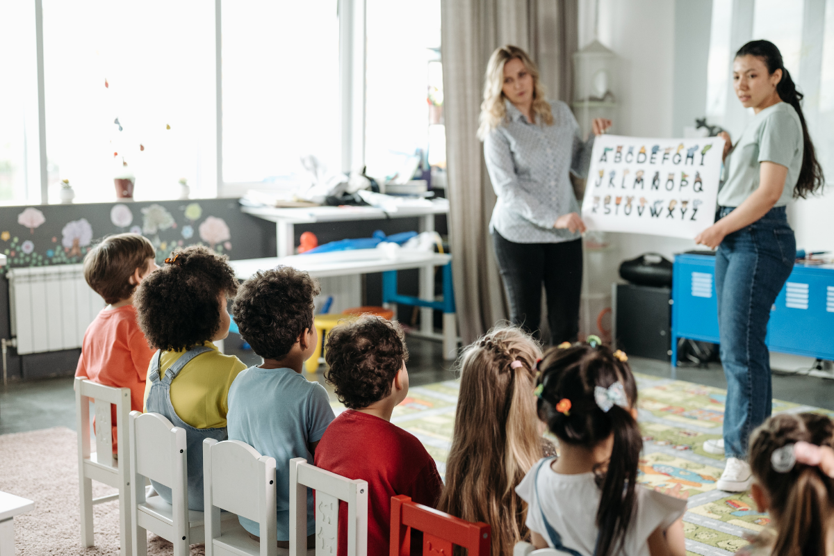 Sprachförderung in der Kita, Kinder lernen das Alphabet