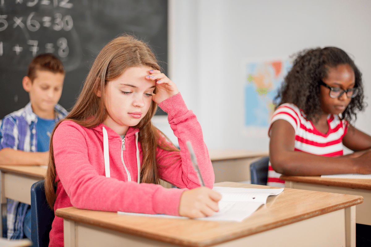Flüchtigkeitsfehler vermeiden_Schülerin schreibt Klassenarbeit und ist verzweifelt
