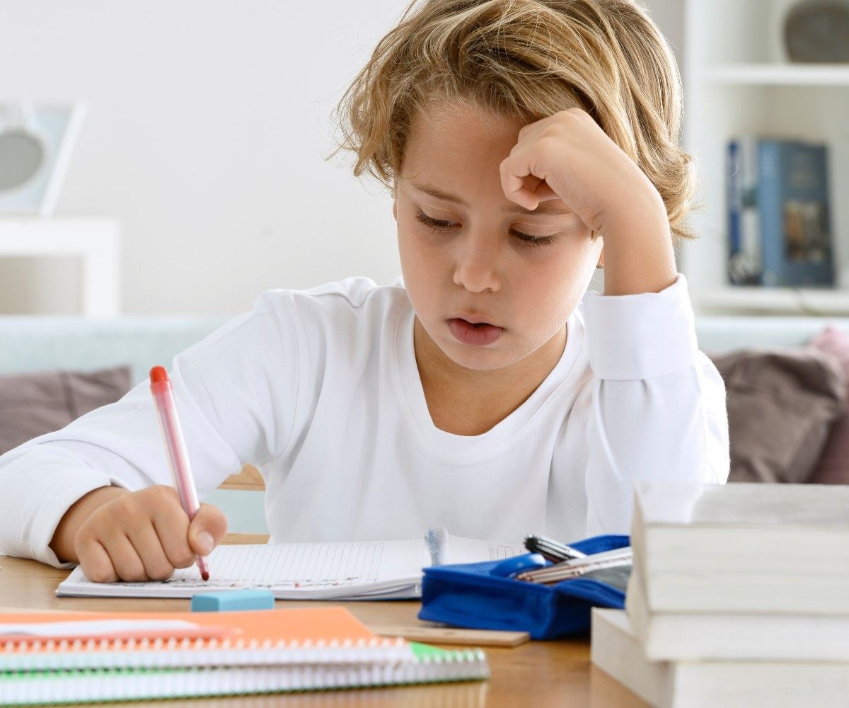 Hausaufgaben machen_Schulkind sitzt am Schreibtisch