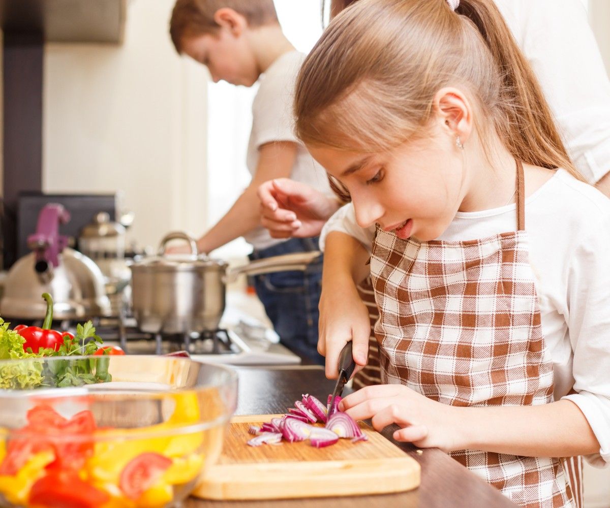 Vegetarische Gerichte fuer Kinder: Familie kocht zusammen