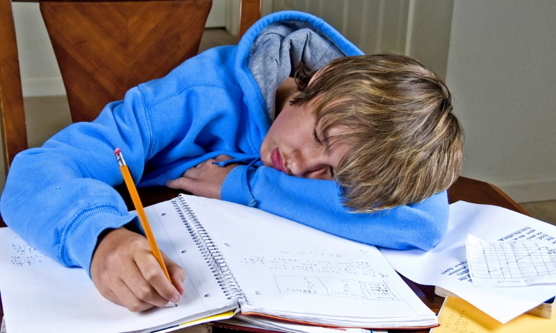 Schlafbedarf bei Kindern: So viel sollte dein Kind schlafen!