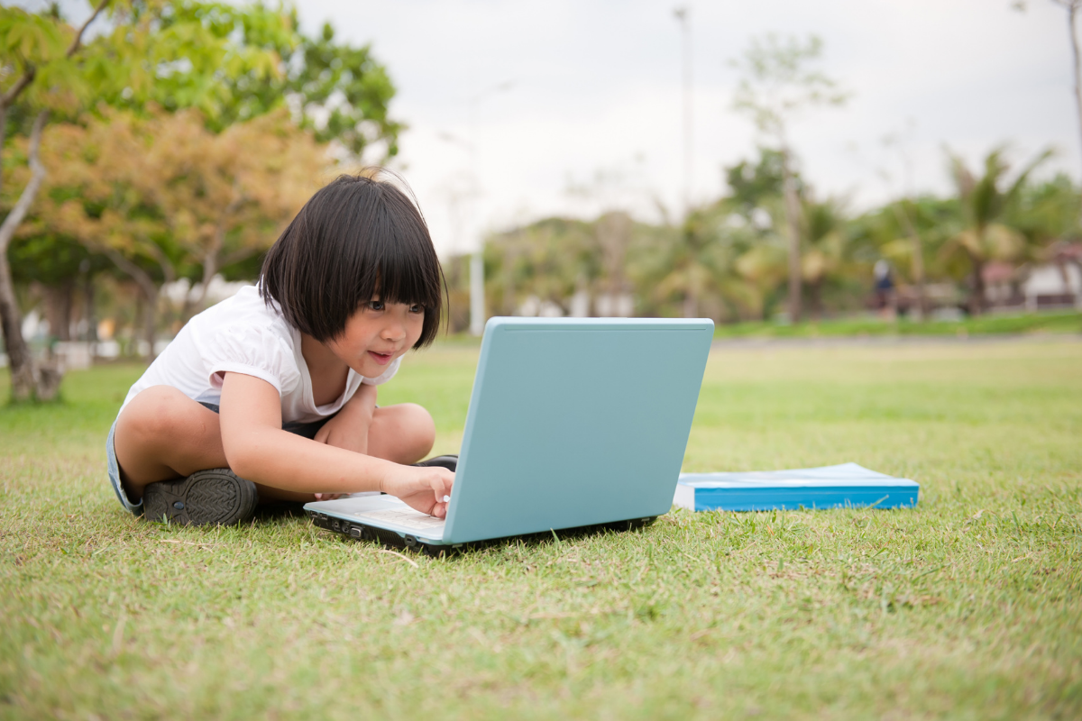 Effektiv lernen in den Sommerferien: Die besten Lerntipps für dein Kind