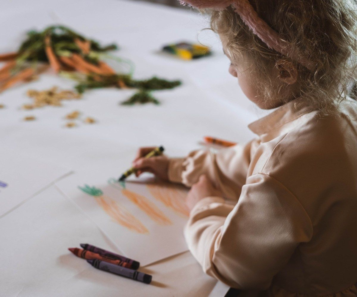 Gemeinsam mit Kindern Post an den Osterhasen schreiben