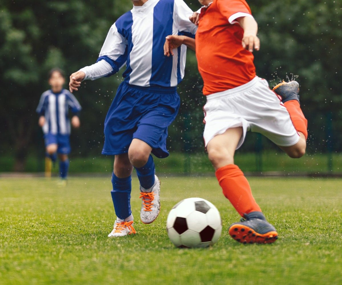 Fußballtraining und Unterricht kombinieren? Nachwuchstalent Dan Christopher Karsten zeigt wie!