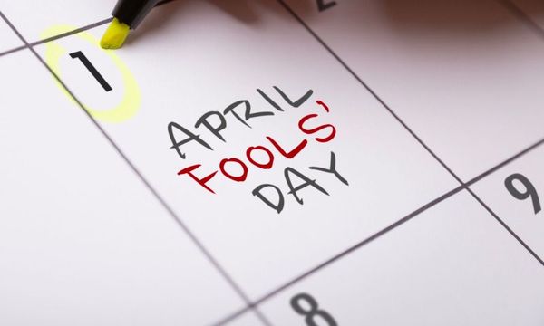 Aprilscherze: Kalender mit 1. April im Fokus