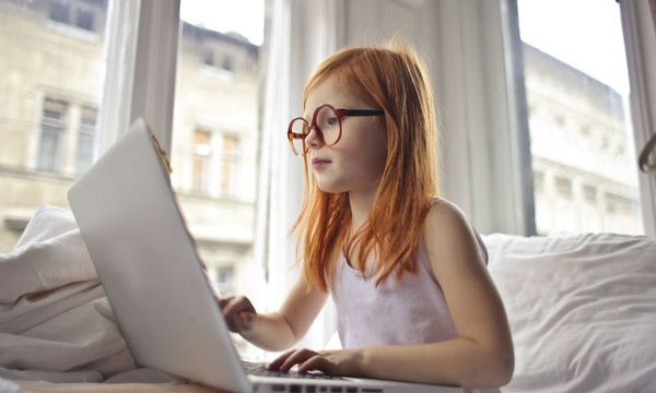 Benachteiligung Coronajahrgang: Gefährdet Homeschooling Zukunft des Kindes? Mädchen vor Laptop