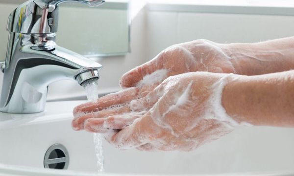 Händewachsen am Welthändehygienetag_Waschbecken mit eingeseiften Händen