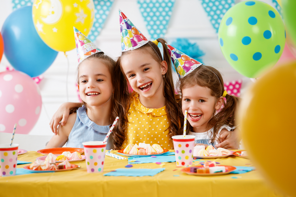 Kindergeburstag-Ideen: Mädchen zusammen auf einer Geburtstagsfeier