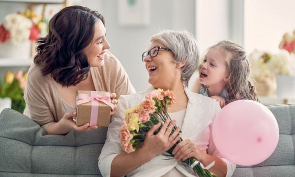 Muttertag Geschenkideen: Oma wird von Tochter und Enkelin beschenkt