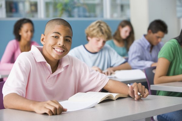 Recht auf Bildung: Junge im Klassenzimmer