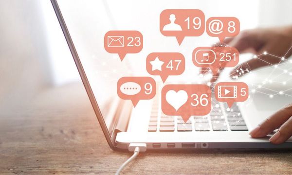 Soziale Medien und Kinder: Laptop mit Symbolen bekannt aus Social Media