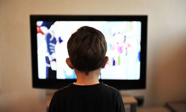 Stubenhocker: Junge sitzt allein vor Fernseher