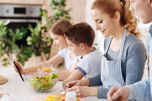 Superfood-Rezepte für Kinder: Frau und Kinder kochen zusammen