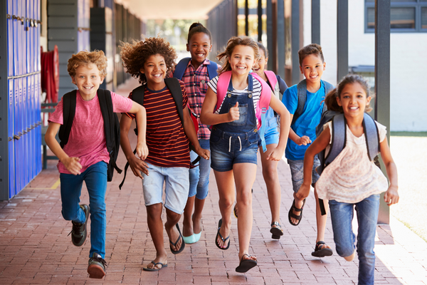Ganztagsschule_Kinder laufen aus der Schule