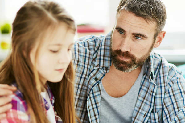 Tipps bei Schulstress: Vater troestet Tochter