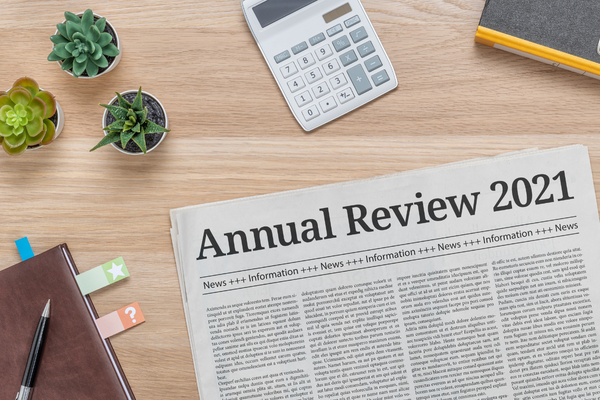 Jahresrueckblick Easy-Tutor: Zeitung mit Aufschrift "Annual Review 2021"