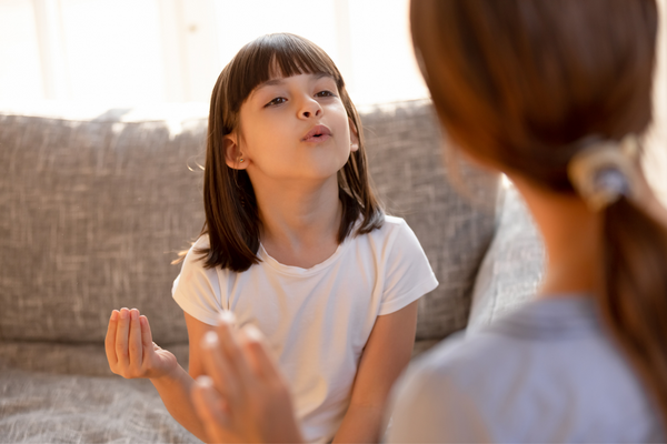 Sprachförderung in der Grundschule, kleines Mädchen übt Aussprache