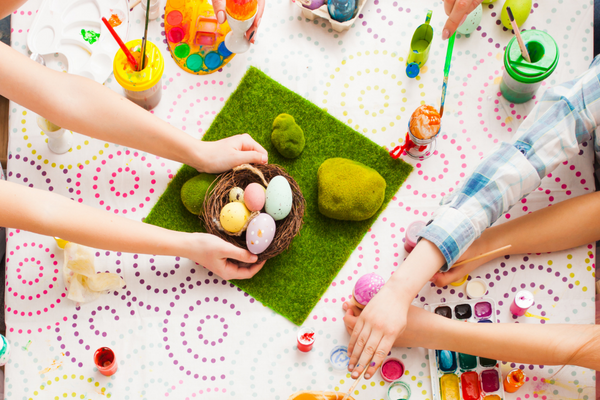 Osterbasteln mit Kindern Naturmaterialien, Basteltisch und Kinderhände