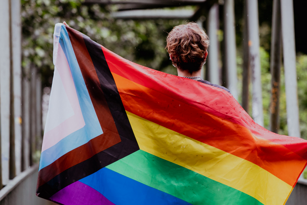 Outing, Person mit LGBTQ Flagge