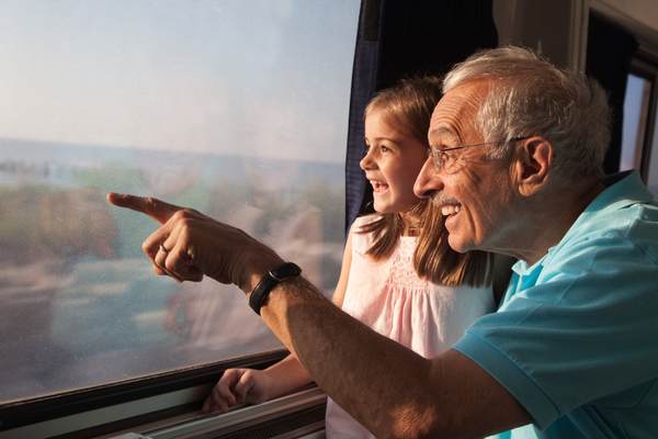 Pfingsten 2022, Mann und Mädchen schauen aus einem Zugfenster