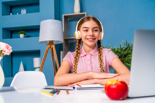 Englisch Nachhilfe_Schülerin lernt am Schreibtisch mit Headset