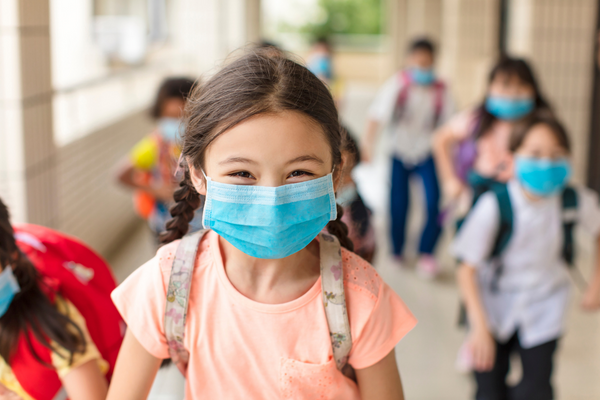 Maskenpflicht in der Schule_Schulkind mit Maske