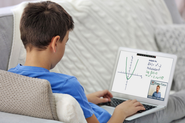Mathe Nachhilfe_Schüler sitzt auf Couch und lernt mit Laptop