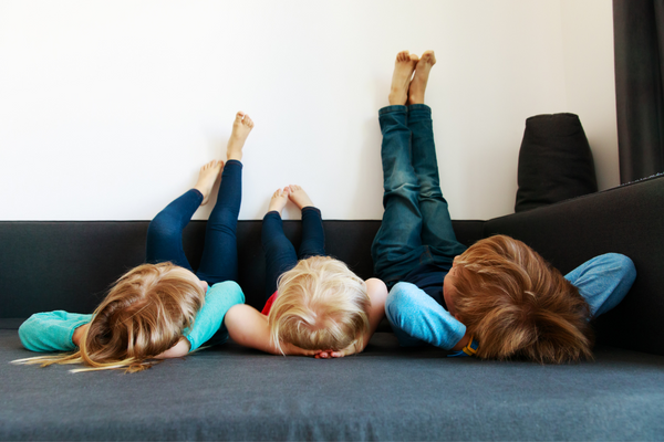 faulheit überwinden, kinder entspannen auf dem sofa