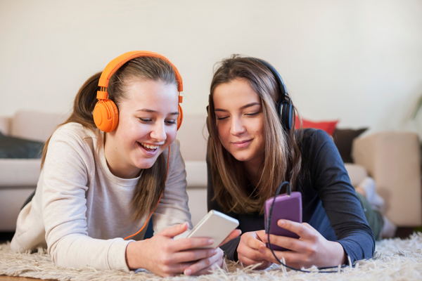 Podcast für Kinder, zwei Mädchen mit Kopfhörern