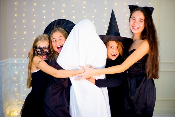 Halloween-Kostueme-fuer-Kinder_Kinder-verkleidet-als-Hexen-und-ein-Geist