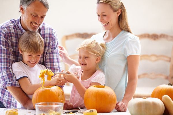 Kürbis Rezepte_Familie kocht gemeinsam Kürbis und lacht