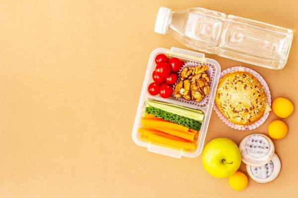 Pausenbrot-ideen--lunchbox-mit-gemuese-und-broetchen