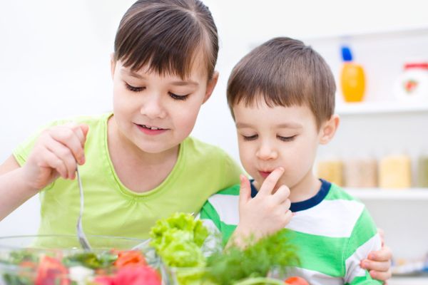 Weltvegetariertag---Junge-und-Medchen-essen-zusammen