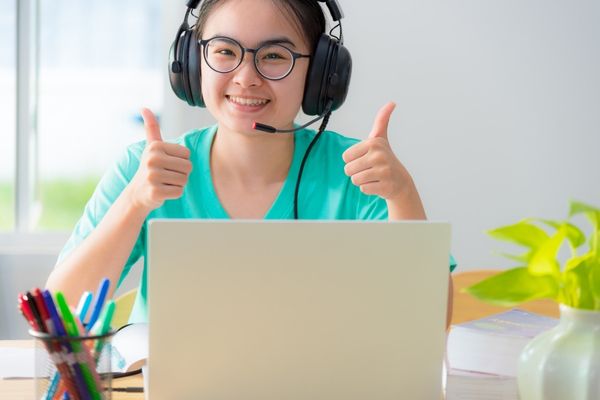 kostenlose probestunde, mädchen am laptop daumen nach oben