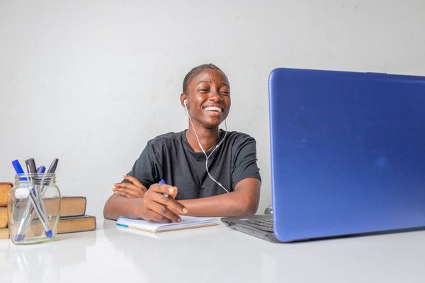 Online Nachhilfe Easy-Tutor, Kind vor Laptop