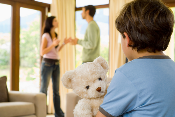 trennung mit kindern, junge mit teddy