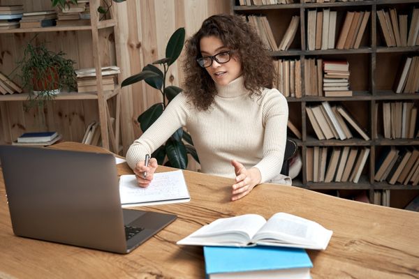 qualität easy tutor, lehrerin am laptop